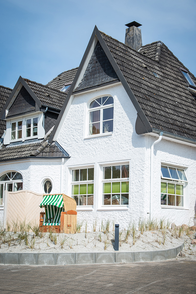 Dünen Stuuv mit weißer Fassade und Strandkorb